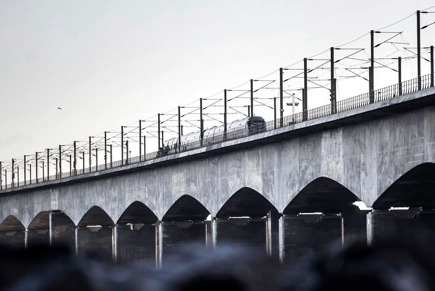 Seks mennesker har mistet livet i en togulykke på Storebæltsbroen onsdag morgen. 16 personer er blevet kvæstet.