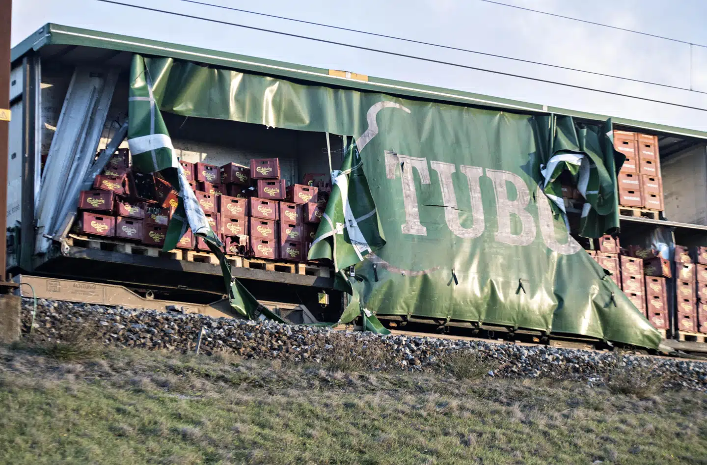 Togulykke på Storebæltsbroen. På selve lavbroen holder et forulykket passagertog, mens der ved landfæstet holder et godstog, hvor flere dele af godset tydeligvis mangler. Foto: Michael Bager
