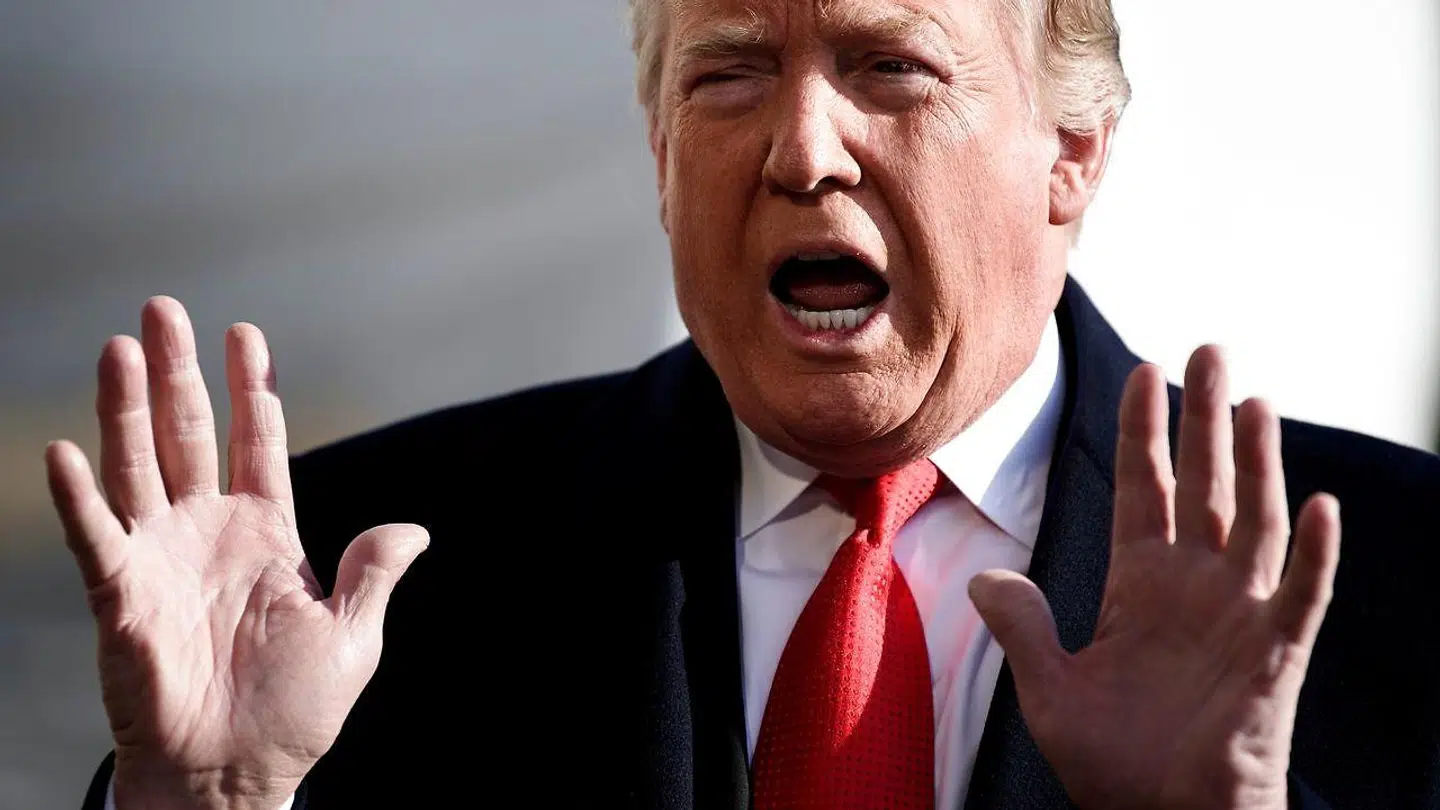 Præsident Donald Trump taler til journalister på græsplænen bag Det Hvide Hus. Trump truer med »helt« at lukke grænsen til Mexico.