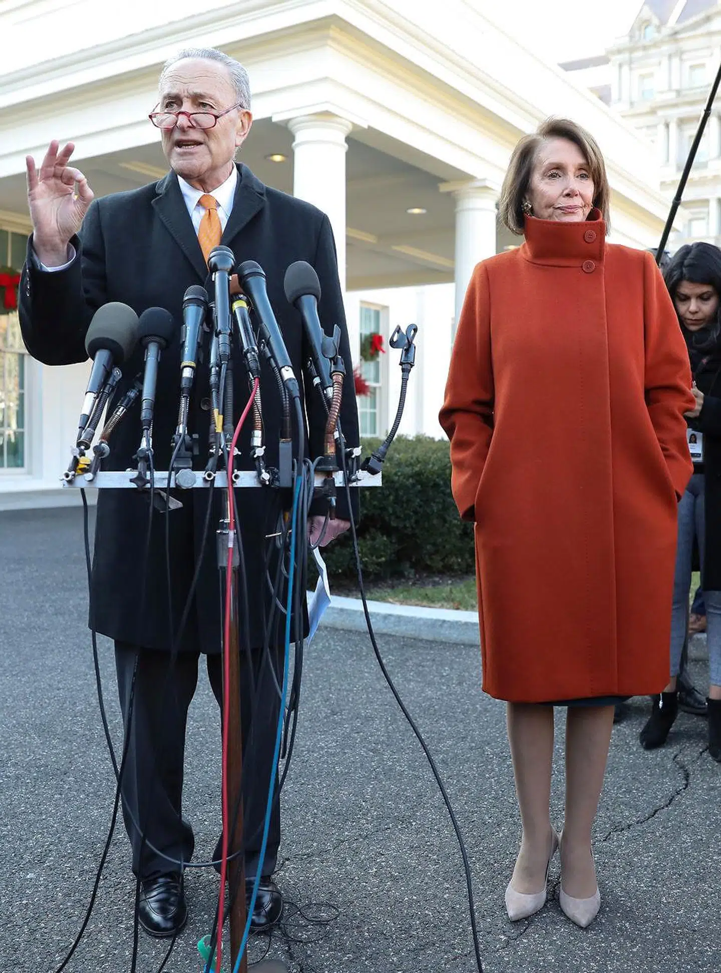Den kommende forkvinde for Repræsentanternes Hus, Nancy Pelosi (D-CA), sammen med partiets minoritetsleder i Senatet, Chuck Schumer (D-NY), efter mødet med præsident Trump i Det Hvide Hus den 11. december.