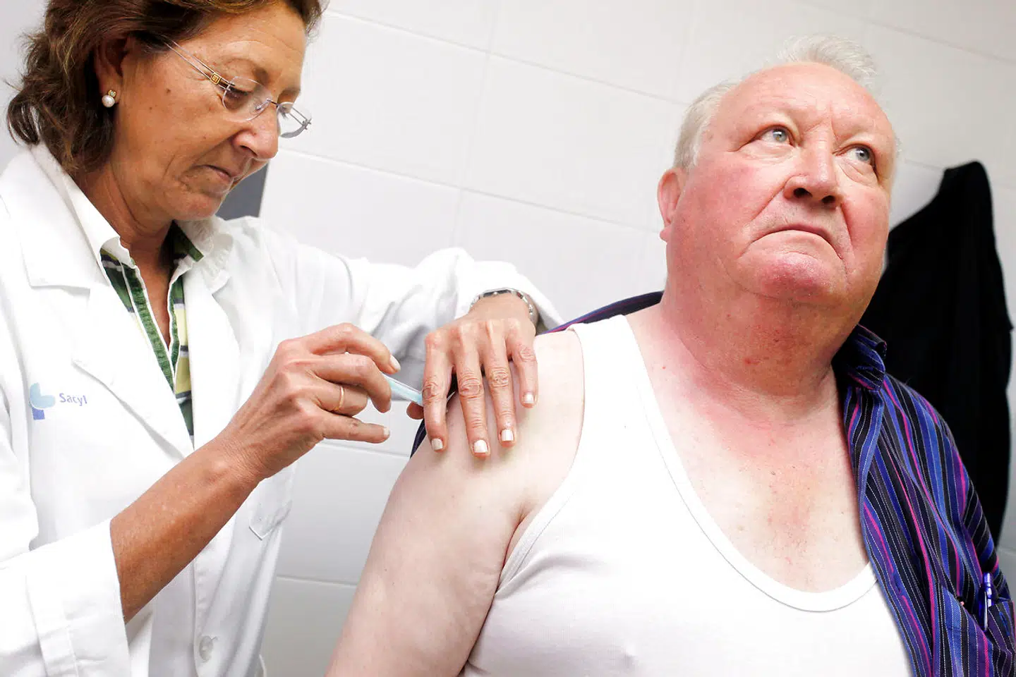 Det offentlige sundhedssystem er Spaniens mest populære samfundsinstitution, og landets borgere bruger det flittigt - ikke mindst de ældste af dem. Her bliver der vaccineret mod influenza i den nordspanske by Burgos.