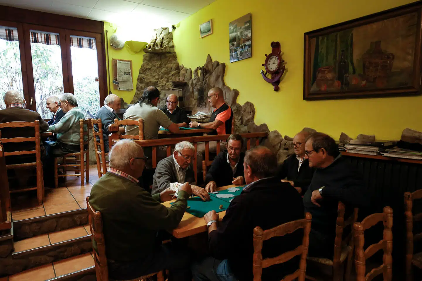 Baren er spaniernes andet hjem, og det gælder for alle generationer. Her mødes ældre mænd på den lokale til et slag kort i den lille catalanske by l'Esquirol.