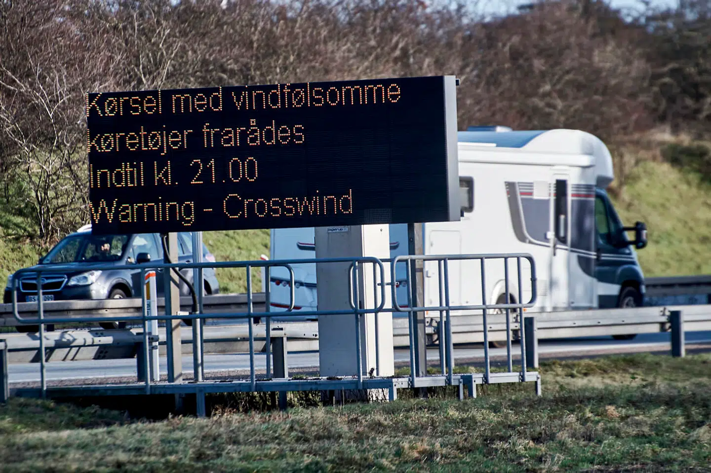 Advarselstavle ved Storebæltsbroen ved Nyborg, tirsdag middag den 1. januar 2019. Storebæltsbroen risikerer at lukke for trafik i fire timer tirsdag eftermiddag. Det skriver selskabet bag forbindelsen tirsdag formiddag. Det er den kraftige blæst, der er årsag til varslingen, som er gået ud via Twitter.. (Foto: Robert Wengler/Ritzau Scanpix)