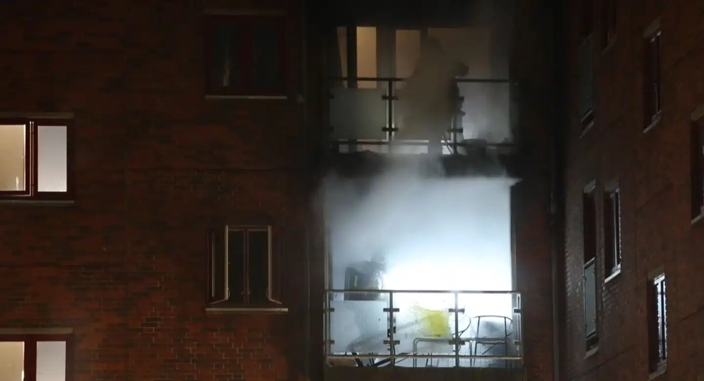 En kraftig ildebrand brød ud på en altan i Thorsgade på Nørrebro. Videofotografi: Byrd/Steven Knap