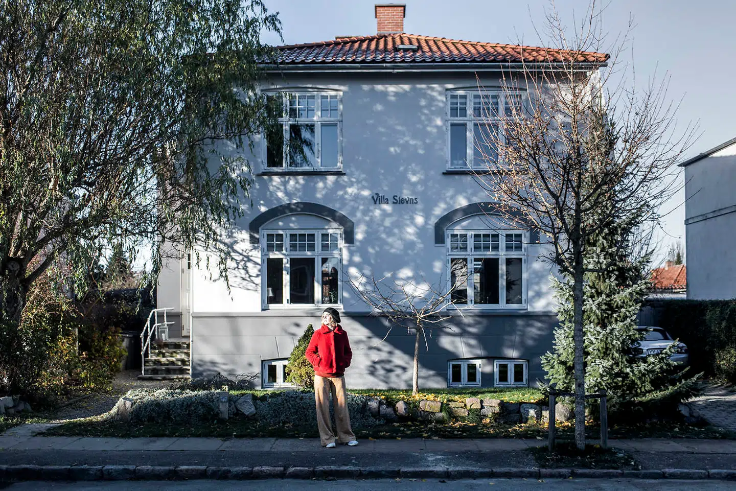 Alba August uden for »Villa Stevens« i Brønshøj, hvor Astrid Lindgrens søn, Lasse boede de første år af sit liv hos den kærlige plejemor Marie Stevens og hendes søn Carl. Astrid Lindgren boede i den periode i Stockholm og kunne kun med mellemrum besøge sønnen.