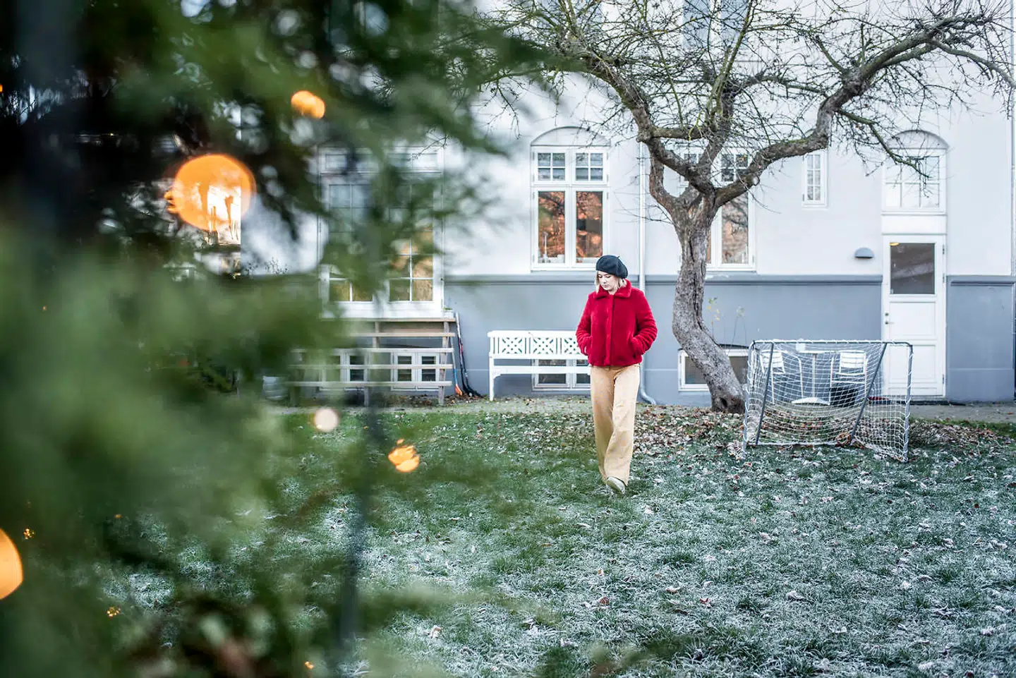 Så sent som i oktober 1996 besøgte Astrid Lindgren »Villa Stevns« i Brønshøj. Hvad den verdensberømte forfatter hæftede sig ved? Æbletræet, som hendes søn Lasse havde klatret i! Træet står der endnu - her besøger Alba August villaen i Brønshøj.