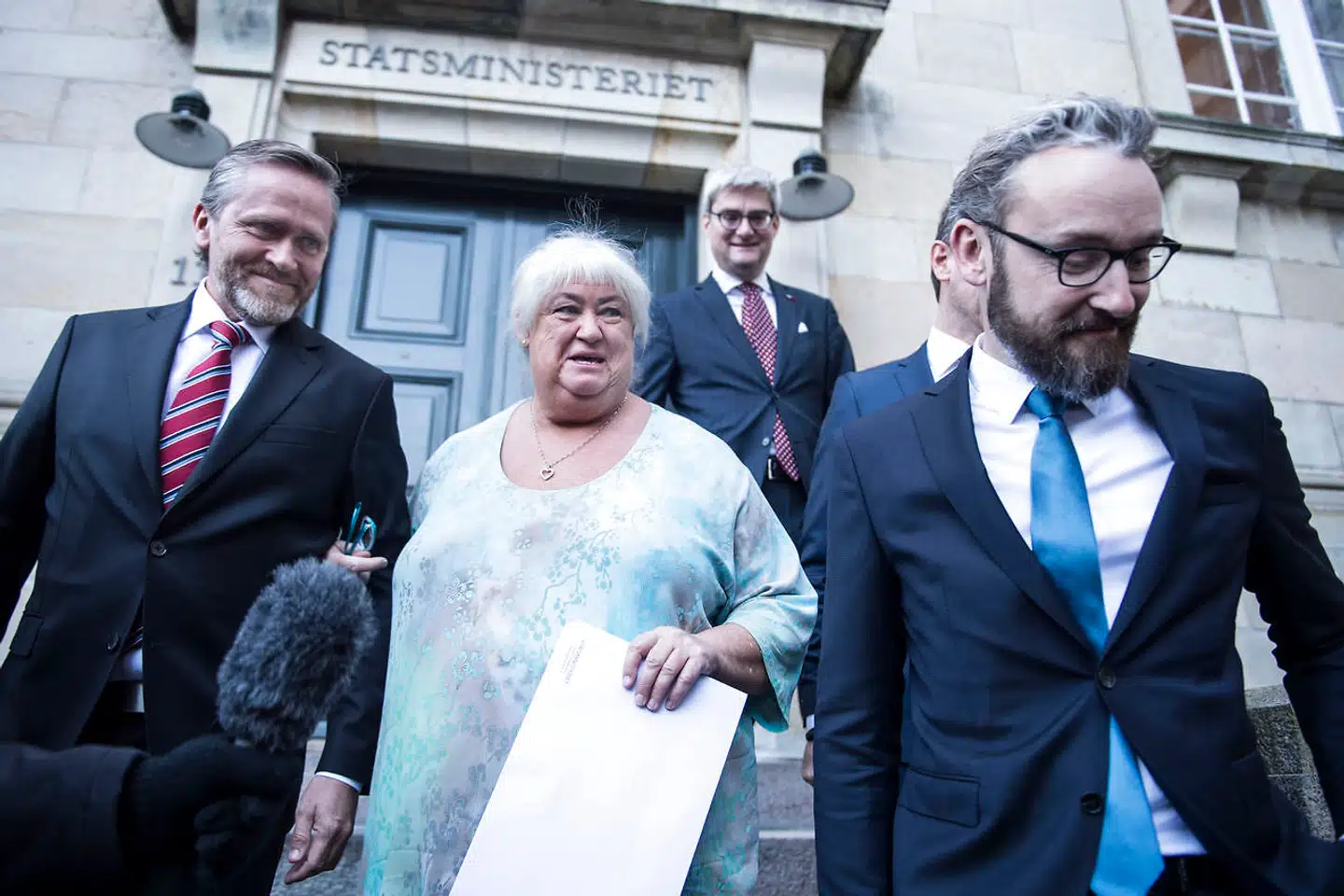 Ældreminister Thyra Frank (LA) og transport-, bygnings- og boligminister Ole Birk Olesen (LA) indtager de to laveste placeringer i en ny meningsmåling, hvor vælgerne er blevet bedt om at give VLAK-regeringens ministre karakterer. Thyra Frank og Ole Birk Olesens partiformand, LA-leder Anders Samuelsen, scorer ligeledes lavt i målingen.