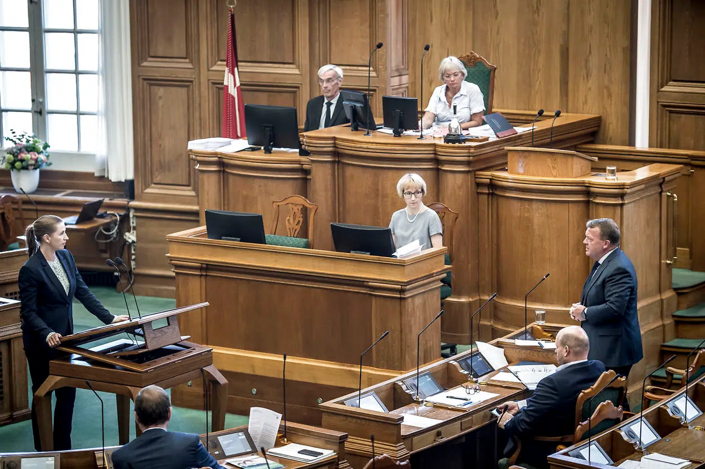 Mette Frederiksen og rød blok har ligget pænt foran blå blok i de seneste år. Men de seneste måneders politiske målinger peger på, at blå blok henter langsomt ind.