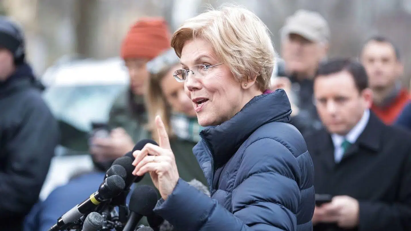 Nytårsaftensdag talte senator Elizabeth Warren med pressen foran sit hjem i Massachusett og annoncerede som den første formelt, at hun vil gå efter at blive Demokraternes præsidentkandidat i 2020. Foto: Scott Eisen/AFP/Ritzau Scanpix