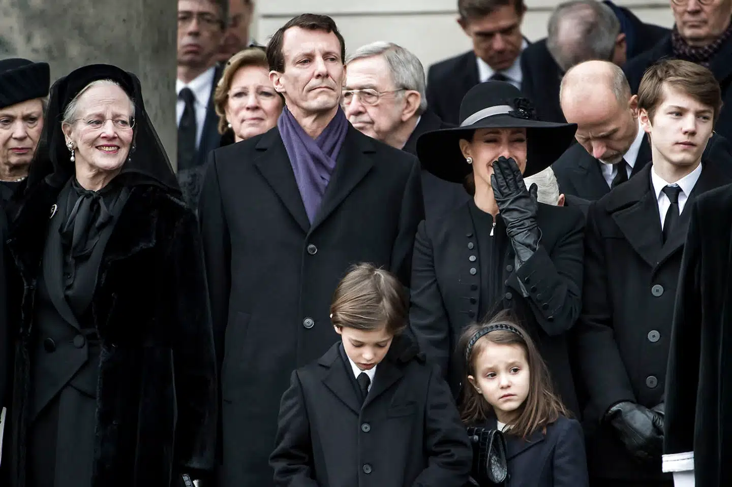 Den kongelige familie siger farvel til Prins Henriks båre efter hans bisættelse, 20. februar 2018