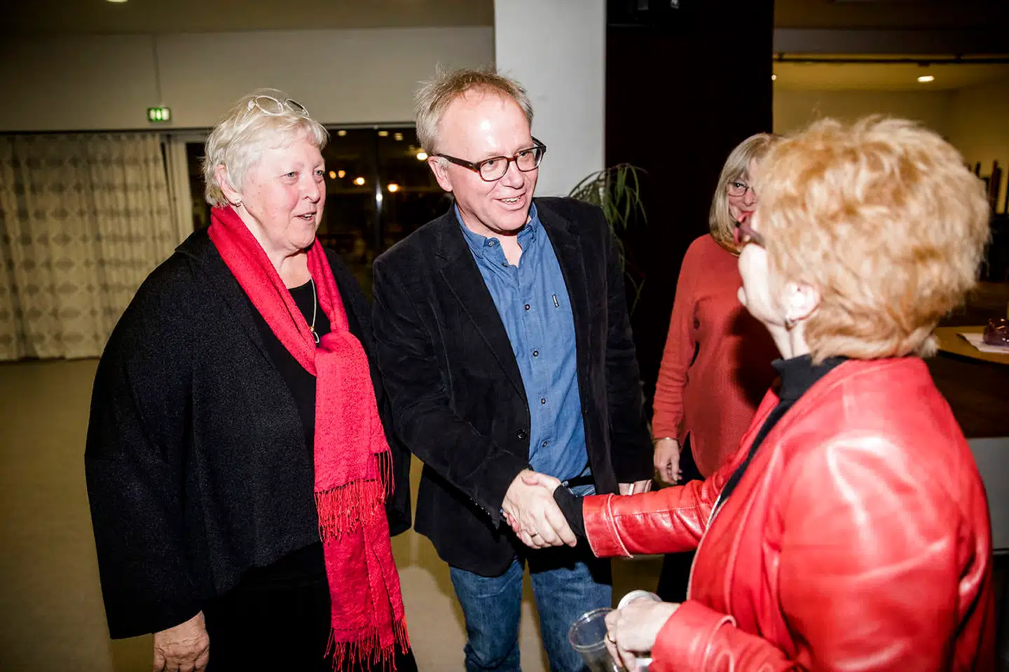 Omgivet af rødklædte damer vandt David Trads i november retten til at kalde sig folketingskandidat for Socialdemokraterne i Egedal. Den tidligere journalist, korrespondent, chefredaktør og politiske kommentator vandt med stemmerne 16-2 over sin modkandidat, Mathilde Powers.