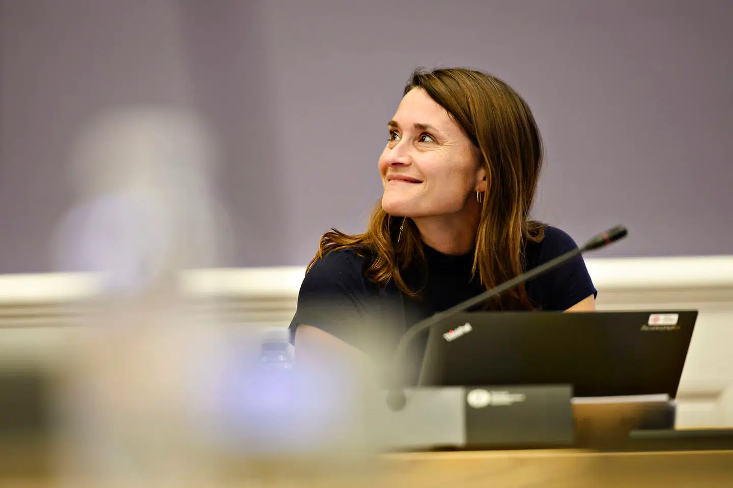 Carolina Magdalene Maier (ALT) holder af at dykke - og den hobby tager hende ofte på flyrejser til fjerne destinationer. En vane, der ikke just er i tråd med Alternativets officielle holdning til hyppige, klimabelastende flyrejser. Her fotograferet under et samråd i Folketinget i anden anledning.