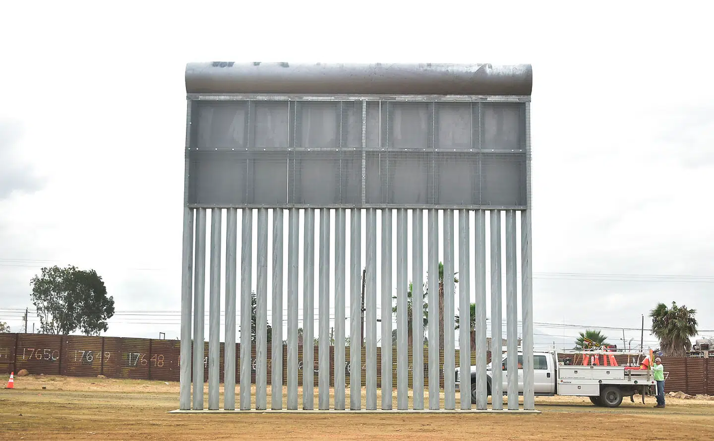 Et af flere forslag til grænsemur bestående af de stålplader eller -lameller, som Donald Trump har talt mere og mere om i den senere tid. »Steel slats« hedder det i hans mange tweets.