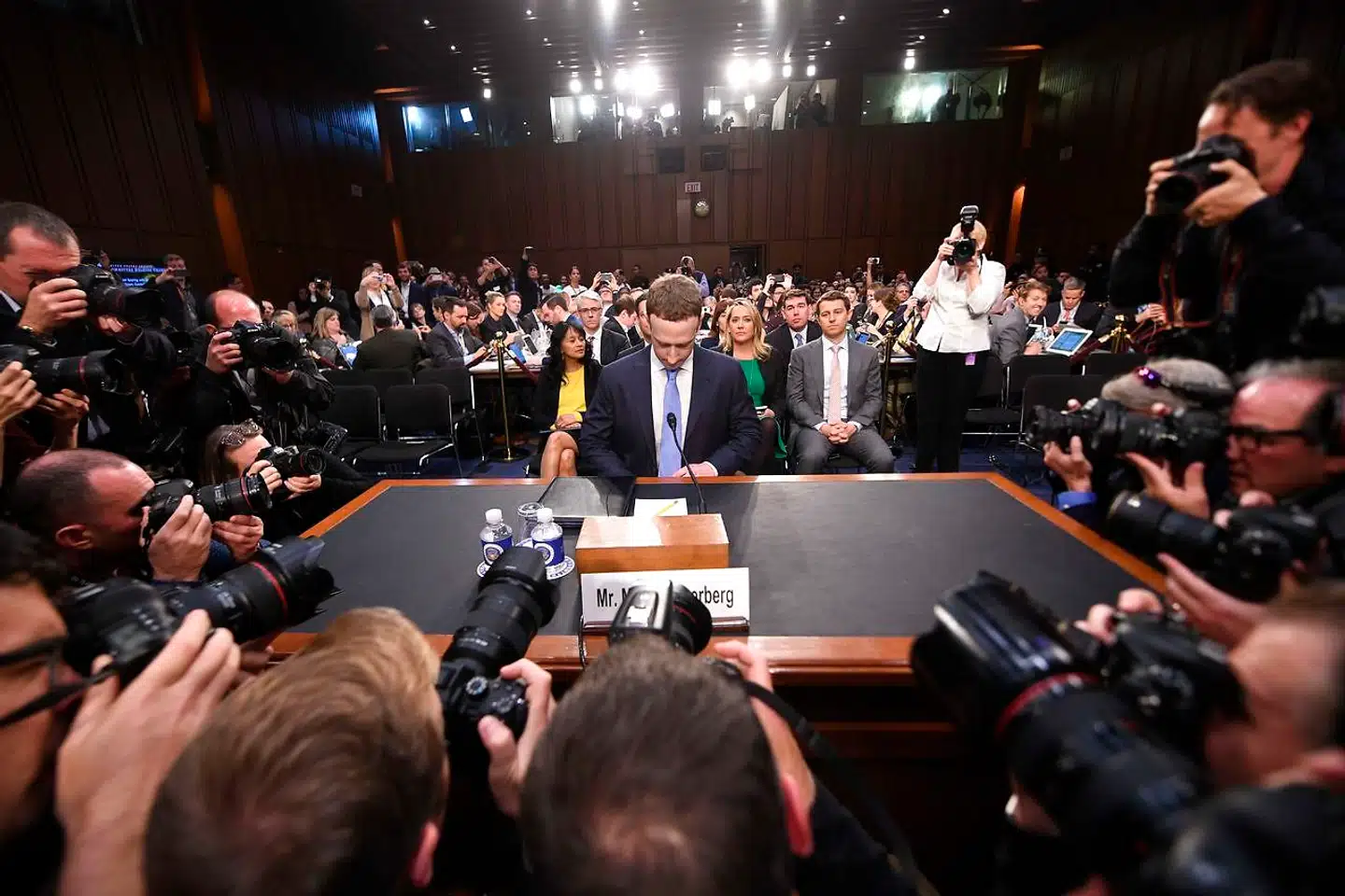 10. april måtte Mark Zuckerberg, Facebooks CEO, forklare sig foran det amerikanske senat. 2018 var året, hvor Facebooks flinkfyrs-image krakelerede efter en række skandaler om datalæk og bevidst spredning af »fake news« om navngivne personer.