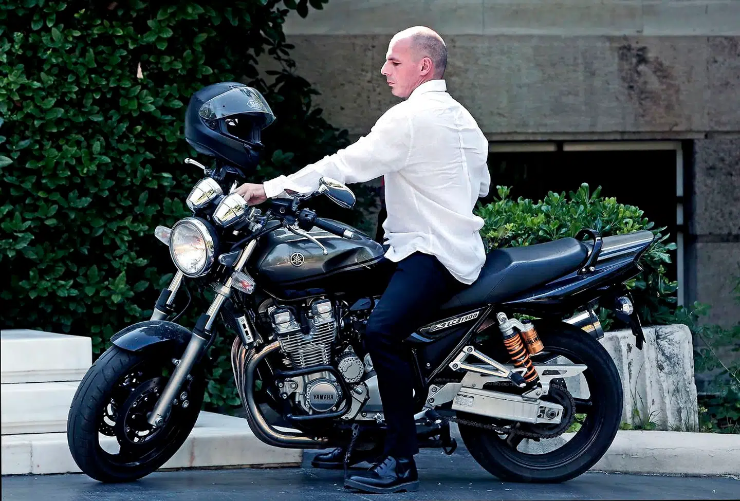 Skal den tidligere græske finansminister Yanis Varoufakis til at rulle ind i EU på sin motorcykel igen? AFP PHOTO / ANGELOS TZORTZINIS
