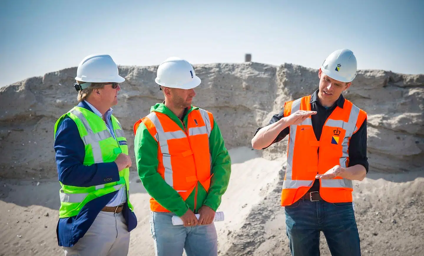Den hollandske konge Willem-Alexander (t.v.) lyttede til eksperternes forklaringer, da han besøgte Marker Wadden i maj 2017.