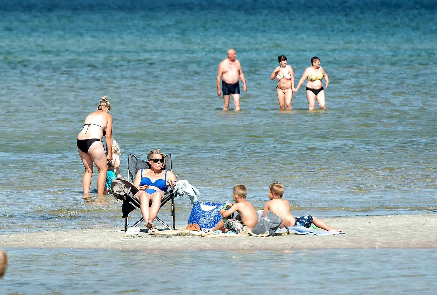 Badegæster ved stranden omkring Øster Hurup 23. juli 2018. Sommer 2018 blev ved og ved og ved... Og var mere solrig end nogensinde før.