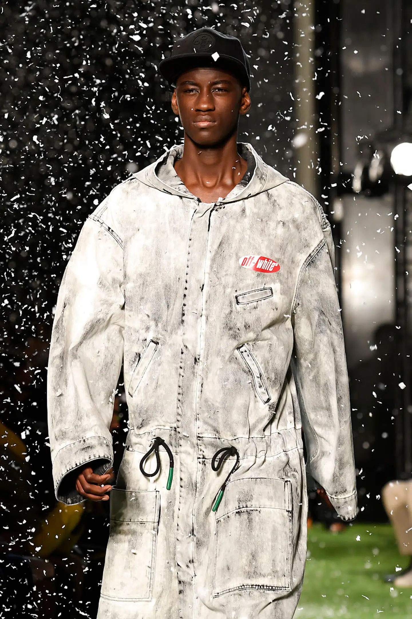 Ifølge modeekspert Chris Pedersen, så har Virgil Abloh hos Off White fat i fremtidens look. Her er en af hans heldragter til mænd, som indgår i hans SS19 kollektion