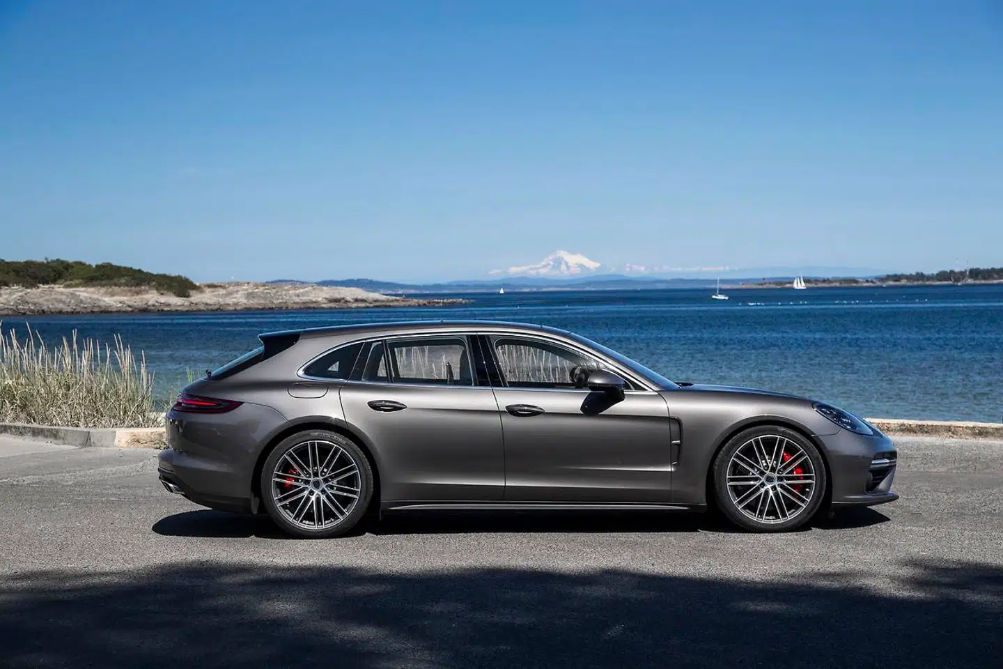 Porsche Panamera bliver min nummer et som luksusbil lige nu. Letbenet som en sportsvogn, luksuriøs som en limousine. Og man kan i min optik lige så godt gå all-in og vælge den ekstra rummelige Sport-Turismo (stationcar) version.