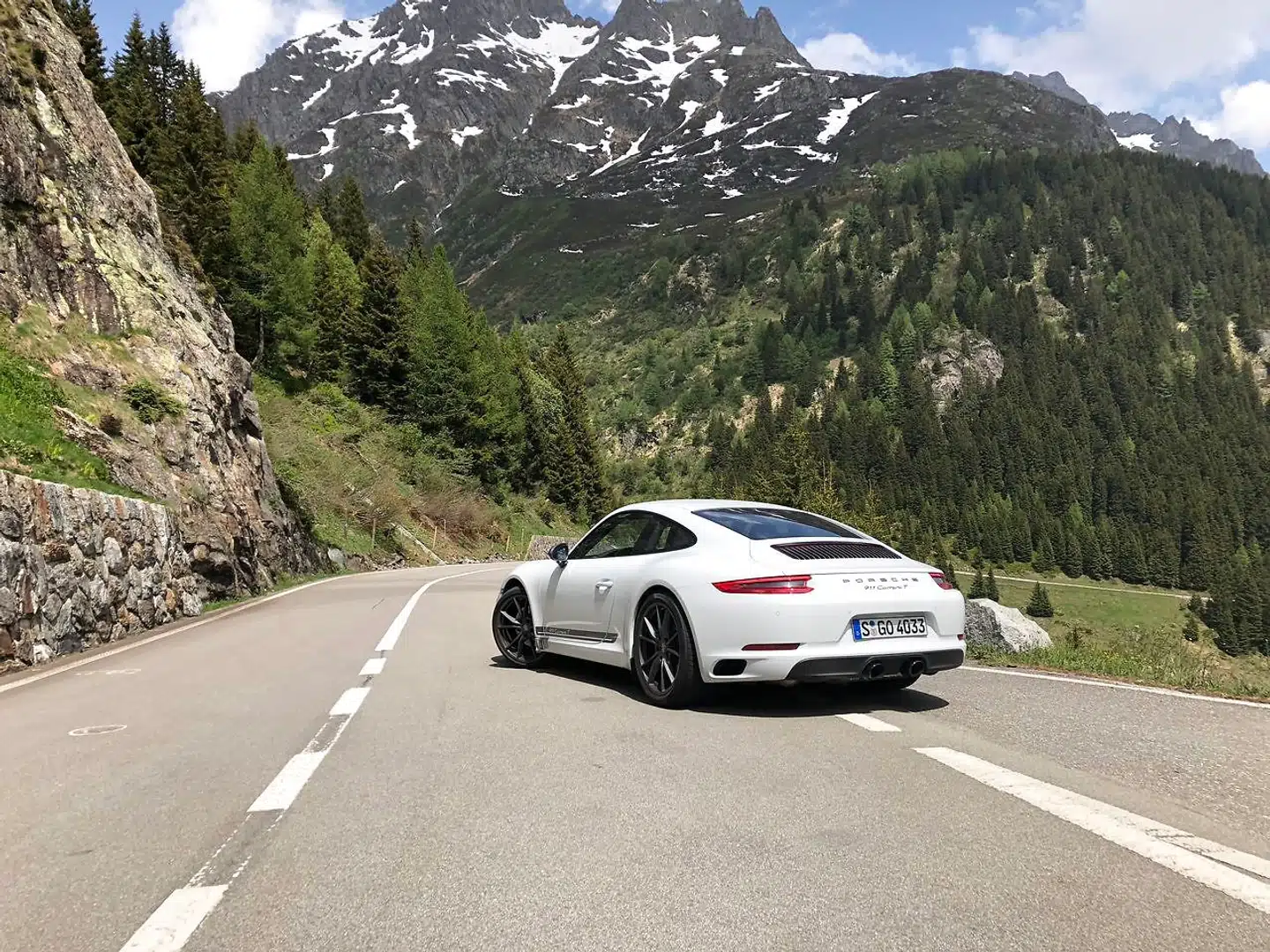 Porsche 911T leverede årets sjoveste biloplevlese. To dage i Alperne med høj solskin og en baghjulstrukken superbil med fokus på letvægt. Det bliver et KÆMPE ja tak herfra!