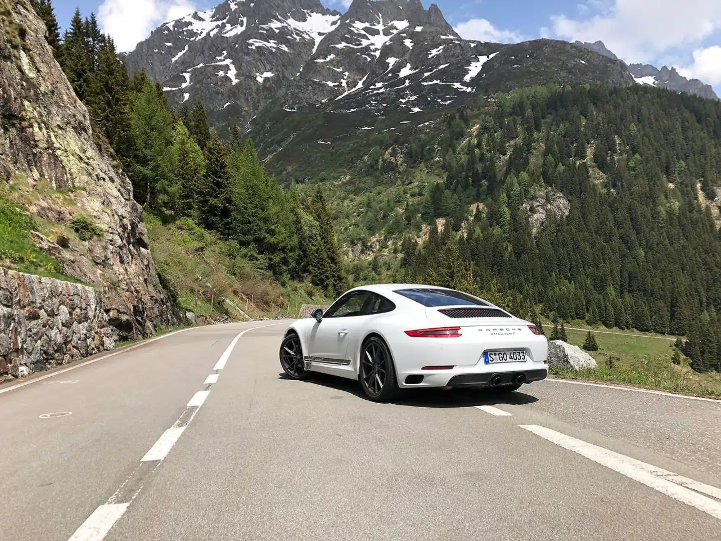 Porsche 911T leverede årets sjoveste biloplevlese. To dage i Alperne med høj solskin og en baghjulstrukken superbil med fokus på letvægt. Det bliver et KÆMPE ja tak herfra!