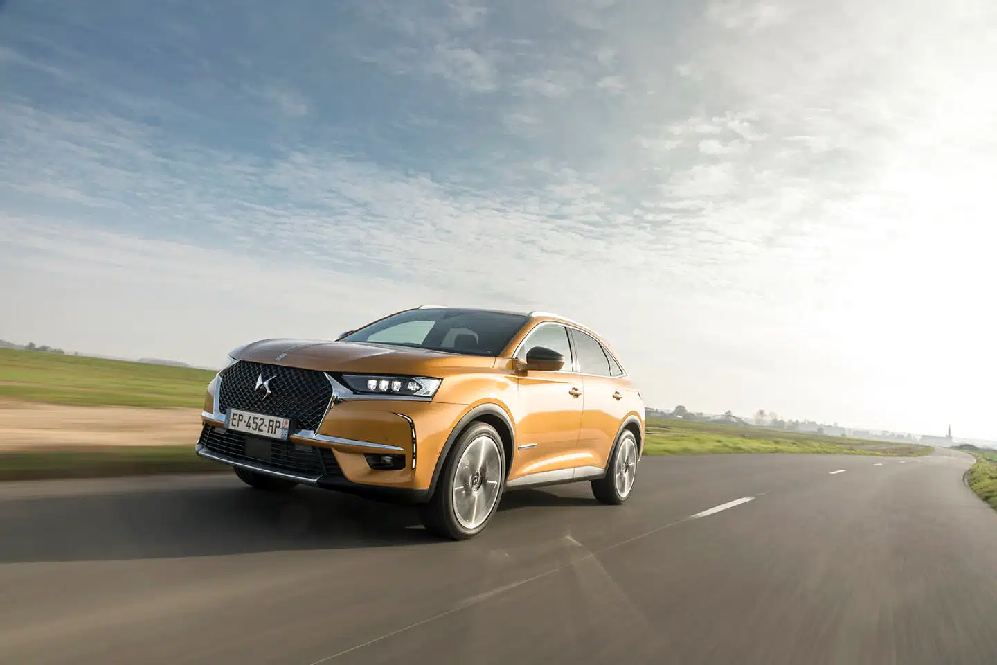 DS 7 Crossback er fransk haute couture på hjul. En luksuriøs franskmand, som er første rendyrkede model fra DS Automobiles. Kan de slå BMW, Audi og Mercedes? Spørgsmålet blæser i vinden. Som entusiast håber jeg, men er ikke sikker på, at jeg ville satse min pensionsopsparing på det.