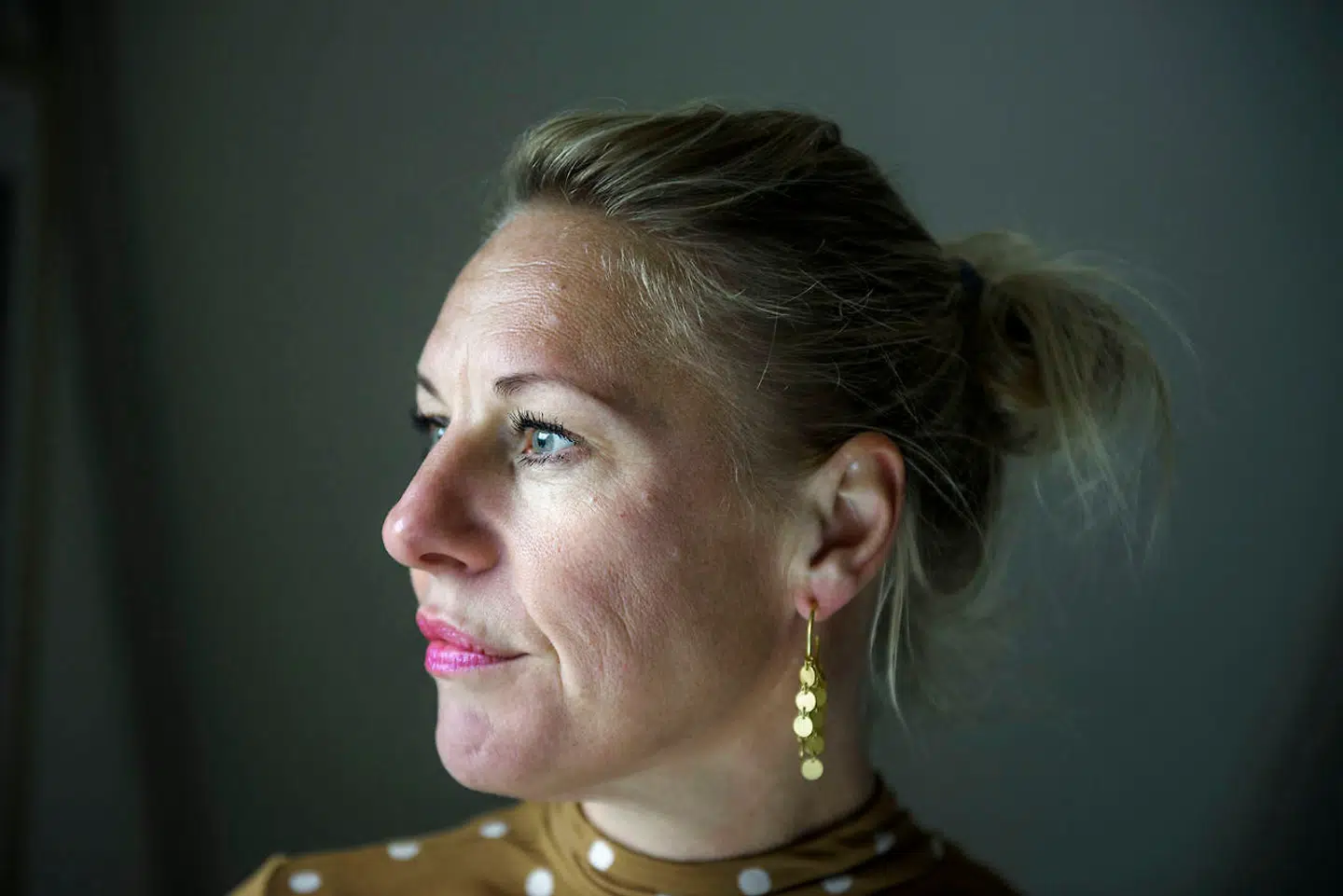 Mille Sjøgren var oprindeligt uddannet lærer, men har kun arbejdet som lærer et enkelt år. Hendes nuværende arbejde som voice over-artist kan hun lave alle steder i verden, hvor der er en internetforbindelse.