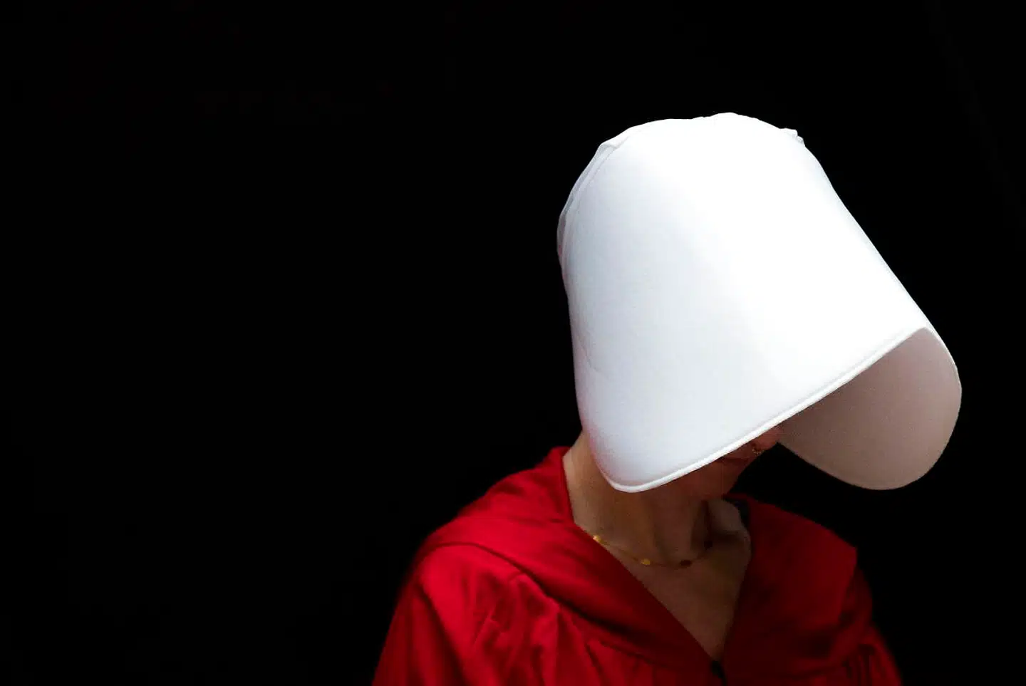 Den karakteristiske uniform, som tjenerinderne skal bære i Magaret Atwoods roman, er blevet verdenskendt gennem TV-serie-versionen af »Handmaid's Tale«.
