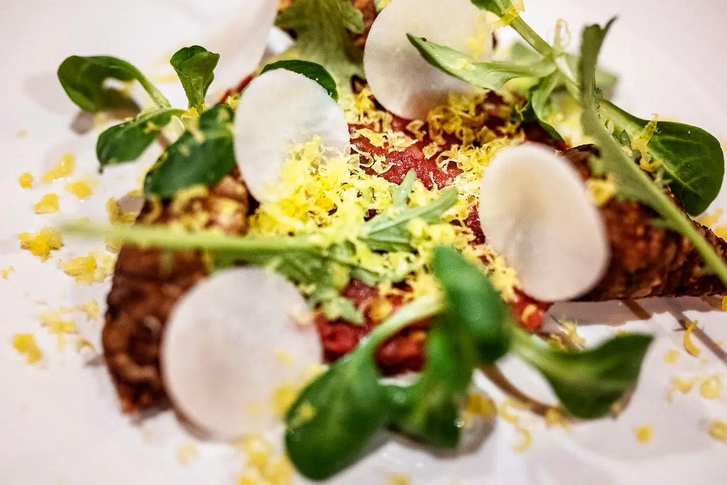 Rå okseinderlår og tomat med jordskokker og saltet æggeblomme.