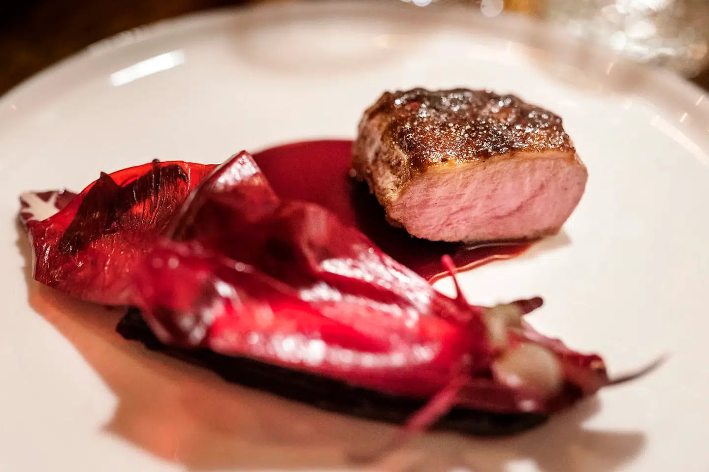 Andebryst og rødbede med kirsebær og hoisin.