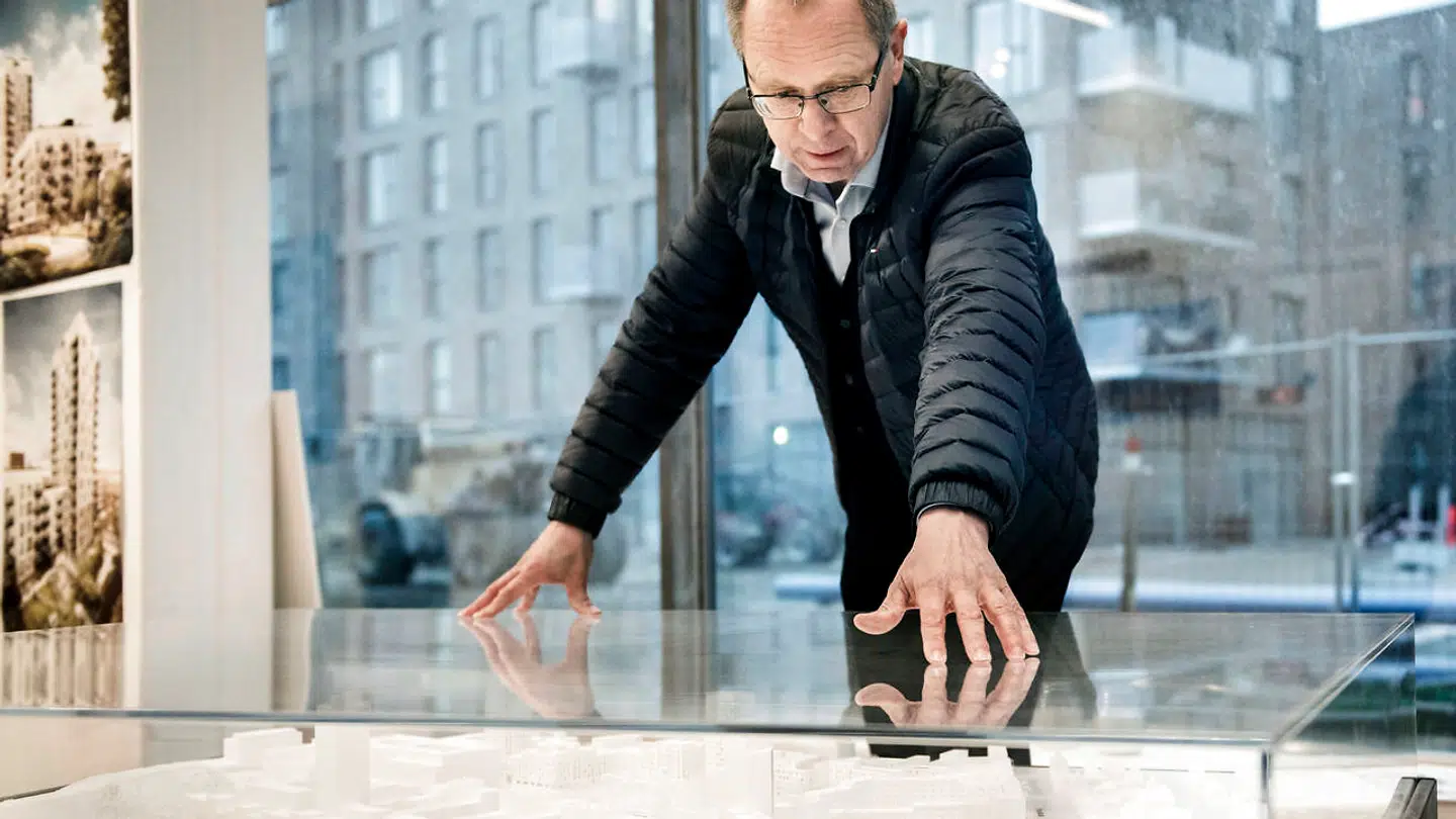 Hans-Bo Hyldig er en af landets største developere. Det er han blandt andet blevet, fordi han har overtaget Grønttorvet i Valby og opfører en ny bydel med plads til 4.000 indbyggere. Han bygger dog også på blandt andet Teglholmen, som han her viser en model af.