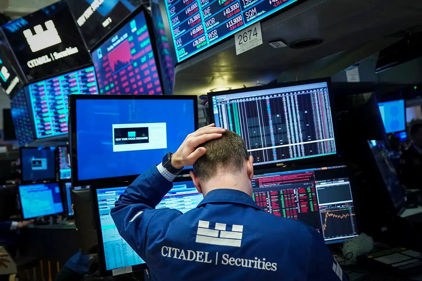 Der er mange grunde til at tage sig til hovedet efter aktieåret 2018. Foto: AFP/Drew Angerer/Getty Images/Ritzau Scanpix