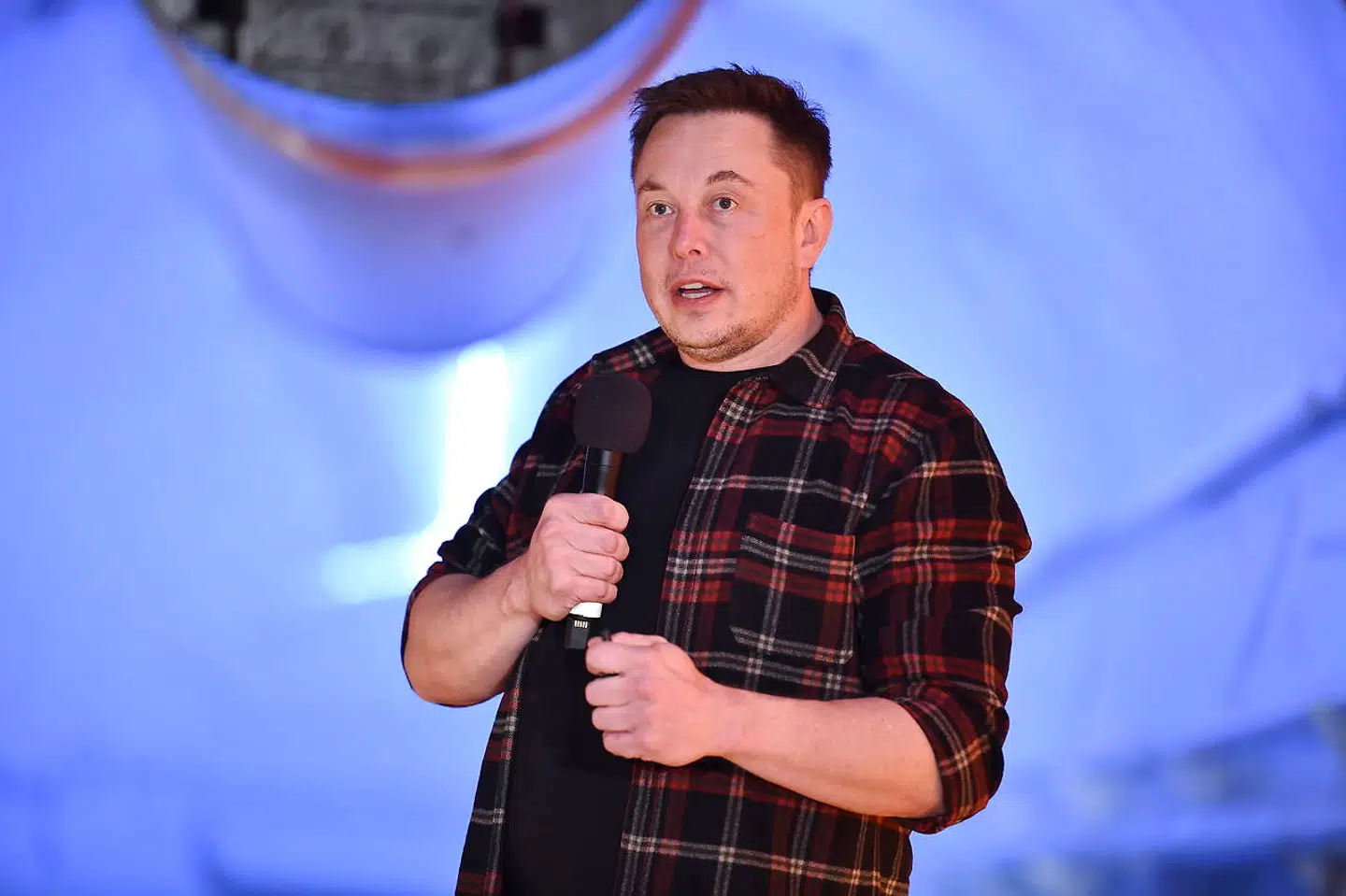 Elon Musk har bragt bilproducenten Tesla på kollissionskurs med børsmyndighederne efter hans tweet i sommer om, at han var klar til at tage Tesla af børsen. EPA/ROBYN BECK / POOL
