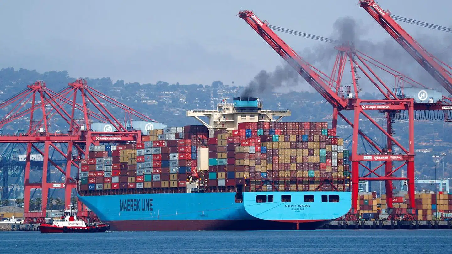 Det danske aktiemarked lyser grønt på stort set alle pladser i eliteindekset ved starten på årets sidste handelsdag. I toppen af de 21 aktier, der stiger i C25, ligger Mærsk, Lundbeck og FLSmidth. De to sidste er uden selskabsnyt, mens Mærsk har fået positivt ratenyt.