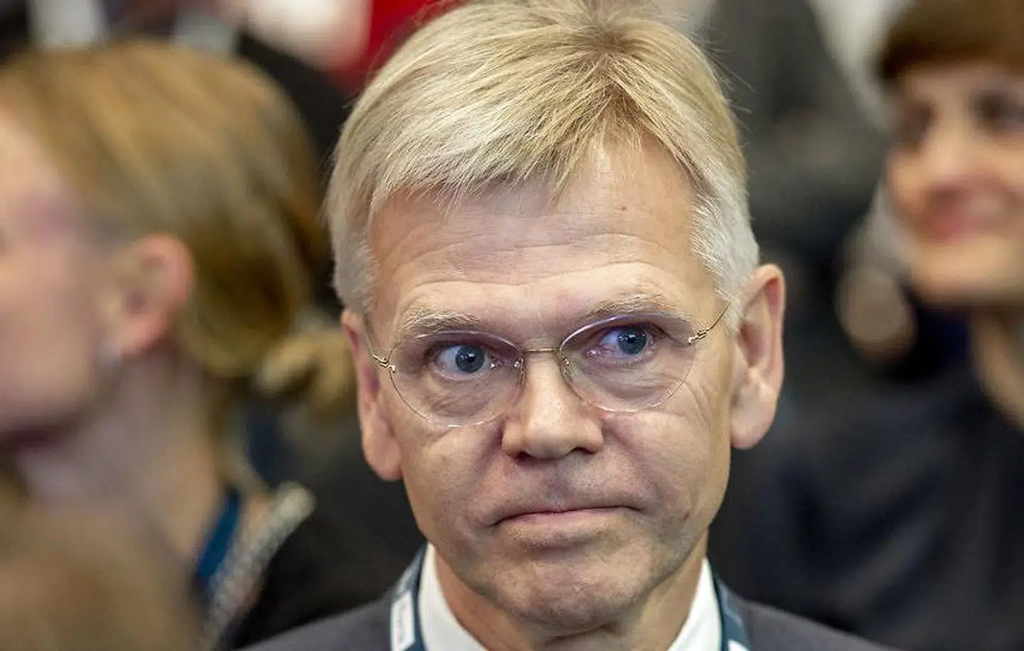 Karsten Dybvad skal både lede efter en ny topchef og samfundets tillid.