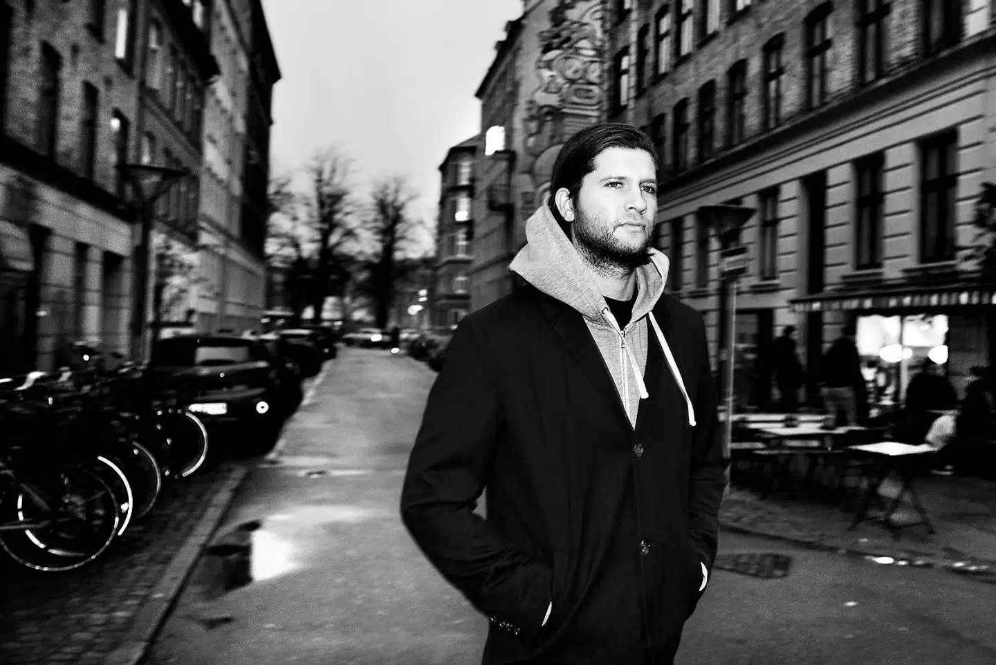 Jotam Confino, dansk-israeler, har hele sit liv været ærlig om sin baggrund, og har ikke en eneste gang følt sig dømt, forfulgt, hadet eller på nogen måde haft dårlige oplevelser på trods af det. Han undrer sig over, hvordan den jødiske frygt er opstået i Danmark. Foto: Linda Kastrup