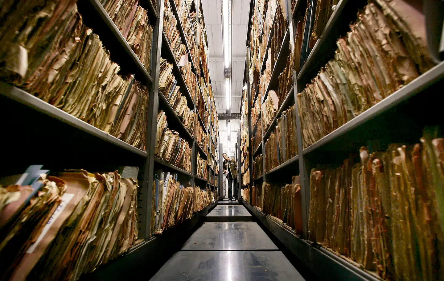 3,2 millioner østtyskere har siden 1992 anmodet om aktindsigt i deres Stasi-filer. Selv om det snart er 30 år siden, at Berlinmuren faldt, er der fortsat mange, der sender en formel ansøgning. Hvad vidste Stasi om mig? Hvem stak mig?