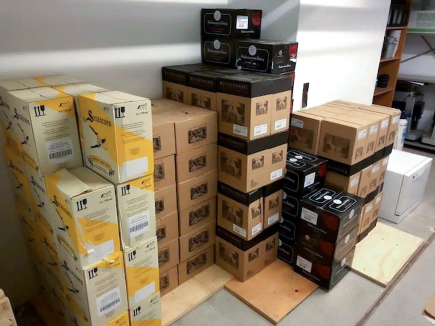 I 2018 væltede skandalernes ud af landets største a-kasse, Akademikernes A-kasse. De seneste fire år har a-kassen eksempelvis købt vin for over en kvart million om året hos den samme vinhandler. De store vinindkøb udløste eksklusive vinrejser, hvis man købte lige præcis nogle af de vinmærker, som ses på billedet.