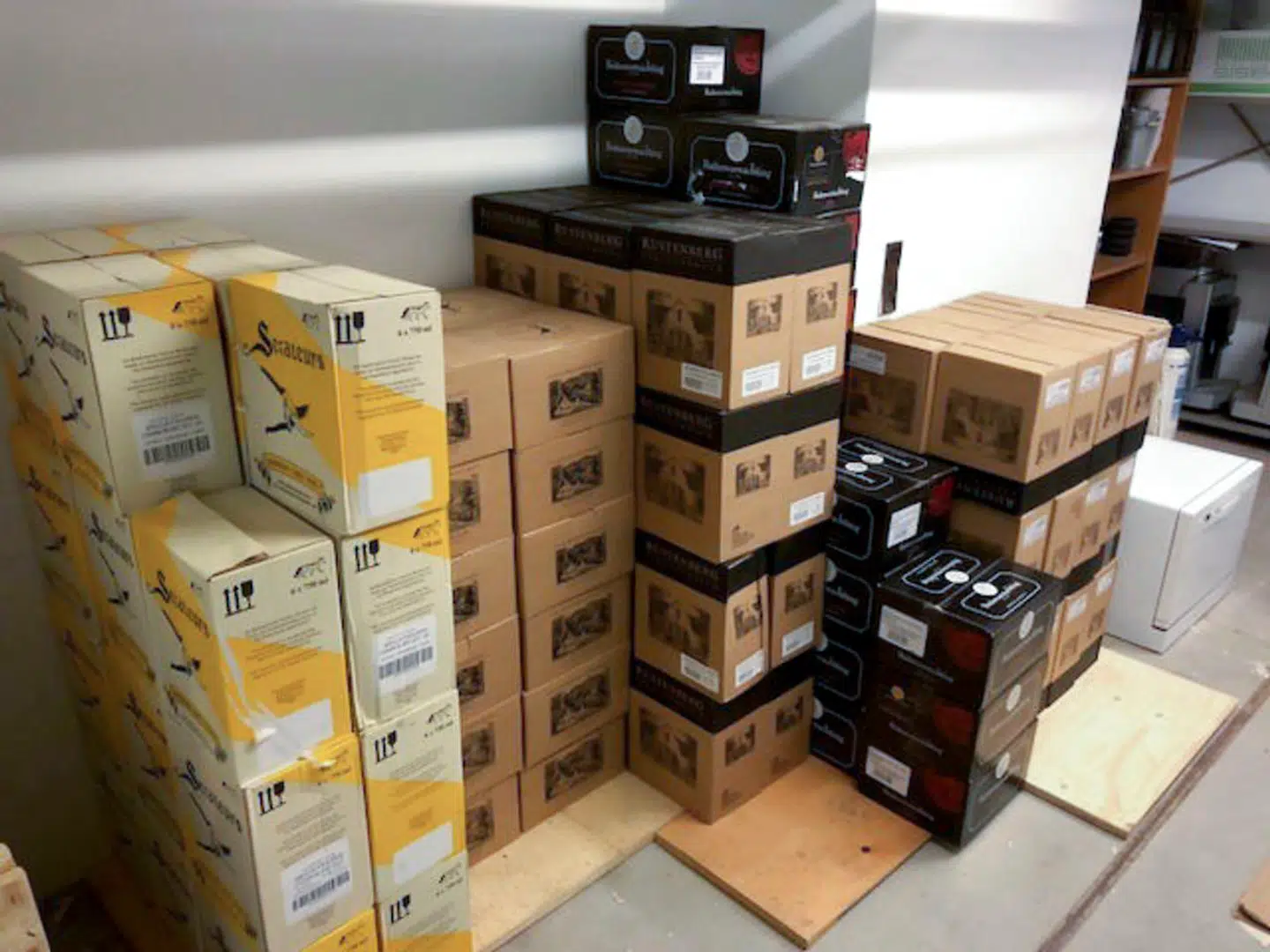 I 2018 væltede skandalernes ud af landets største a-kasse, Akademikernes A-kasse. De seneste fire år har a-kassen eksempelvis købt vin for over en kvart million om året hos den samme vinhandler. De store vinindkøb udløste eksklusive vinrejser, hvis man købte lige præcis nogle af de vinmærker, som ses på billedet.