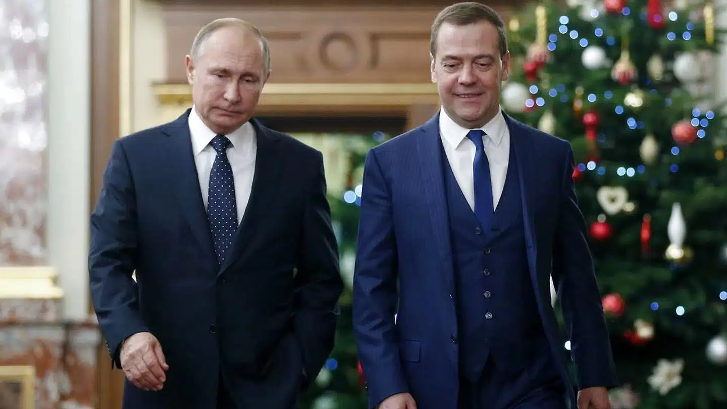 Ruslands præsident, Vladimir Putin, i juleselskab med den nuværende premierminister og tidligere præsident, Dmitrij Medvedev.