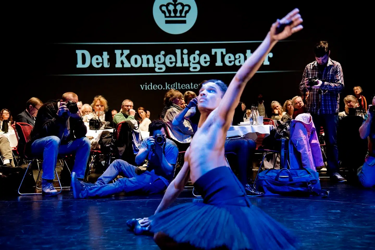 Det Kongelige Teater laver stadig pressemøder for de etablerede medier. Men de arbejder i stigende grad også selv med deres historier