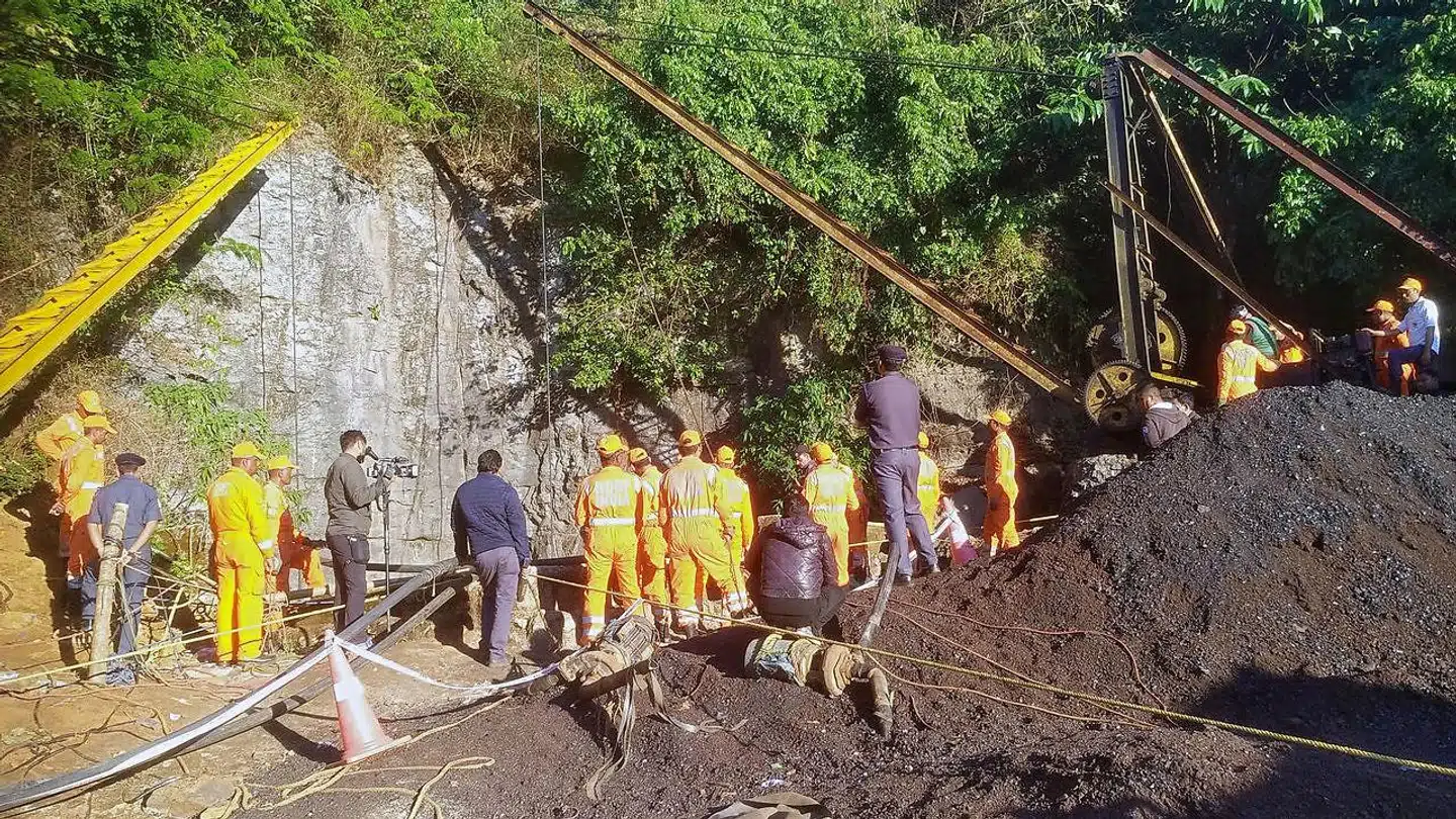 Redningsarbejdere forsøger at dræne den kollapsede mine for vand i Meghalaya, Indien.