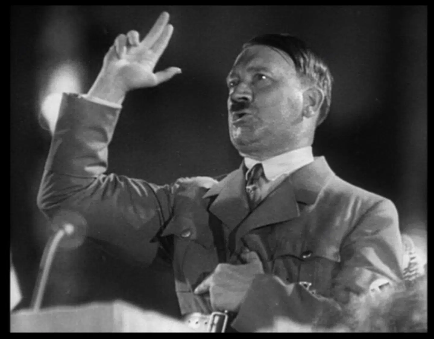 Hitler holder tale. I dag er han ikke længere en farlig mand, men et meme. Foto: Wiki