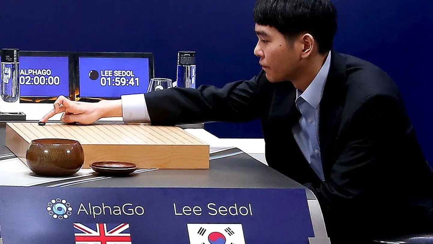 Verdens bedste til det avancerede kinesiske brætspil Go, sydkoreaneren Lee Sedol, spillede i marts 2016 mod Googles AlphaGo-program med kunstig intelligens udviklet af Google DeepMind. Spilkampen fandt sted i Seoul i Sydkorea, og Lee Sedol tabte. Det ændrede helt på Kinas satsning på kunstig intelligens. Arkivfoto: Google/Yonhap/Reuters/Scanpix