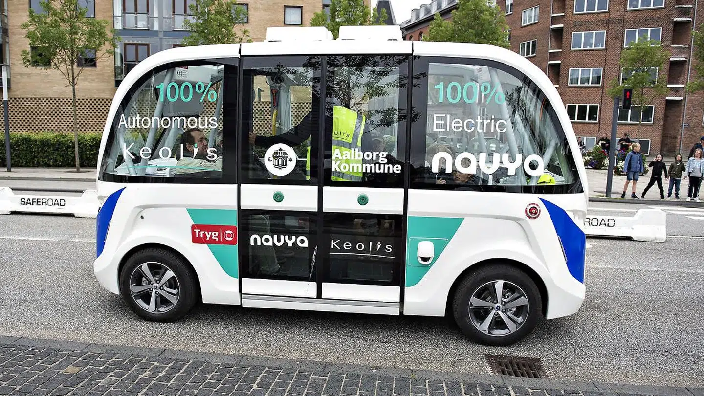 Selvkørende biler bliver helt afhængige af at kunne få leveret konstant opdaterede data uden forsinkelse, så de ikke rammer noget eller nogen. Det skal 5G-mobilnettet levere. Derfor venter de fleste ikke at se masser af biler uden hænder på rattet. Det bliver snarere korte strækninger med f.eks. en førerløs bus som denne, der på DGIs landsstævne i Aalborg i 2017 fragtede folk frem og tilbage op en 300 meter lang prøvestrækning. Arkivfoto: Henning Bagger, Scanpix/Reuter