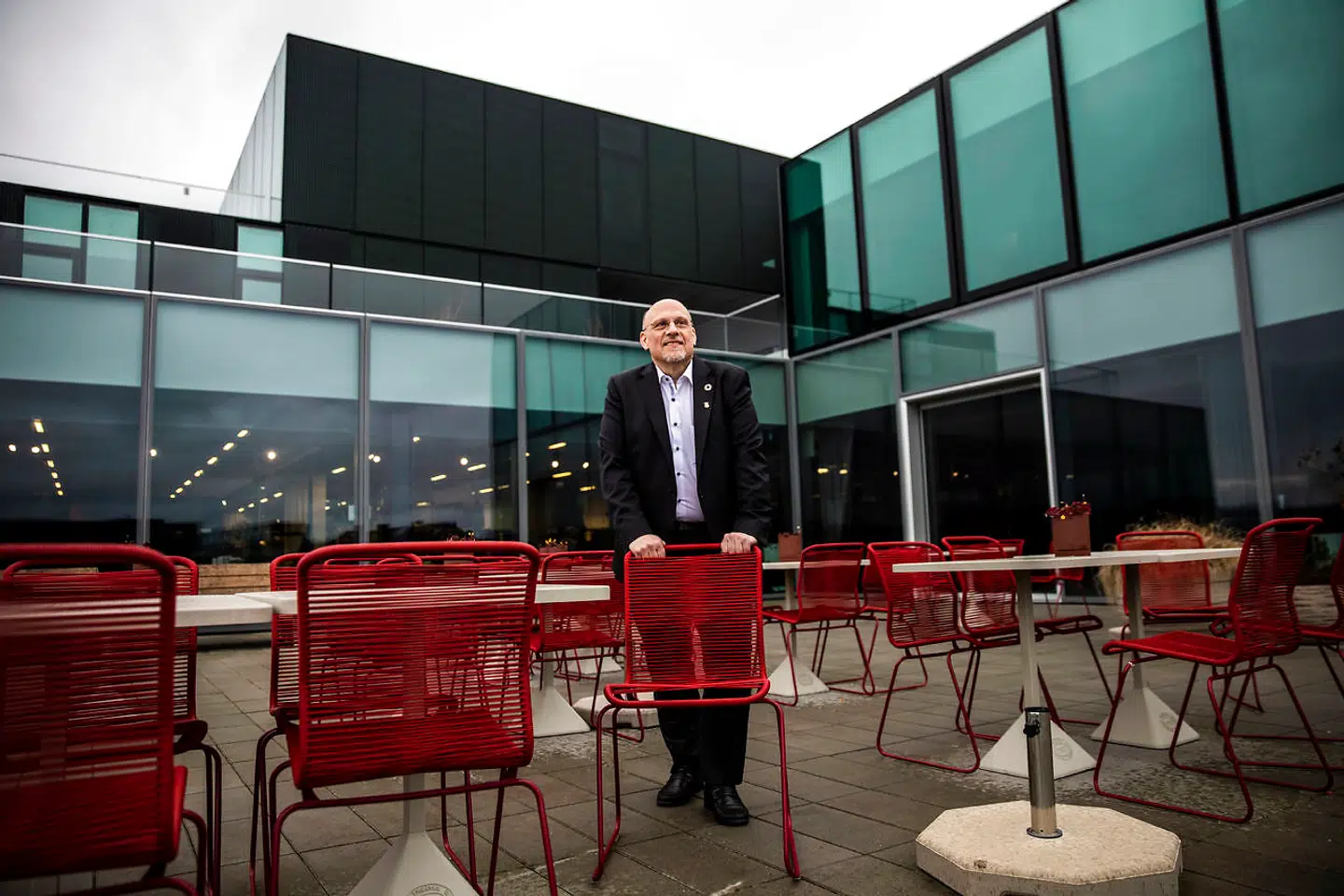 Jesper Nygård på en af BLOX' mange terrasser ud mod havnen: »Jeg er stolt over, at det lykkedes os at komme i mål med et så komplekst projekt, og jeg oplever også, at BLOX er ved at få et folkeligt gennembrud som mødested, bl.a. var her en sand folkefest på Kulturnatten,« sier han.