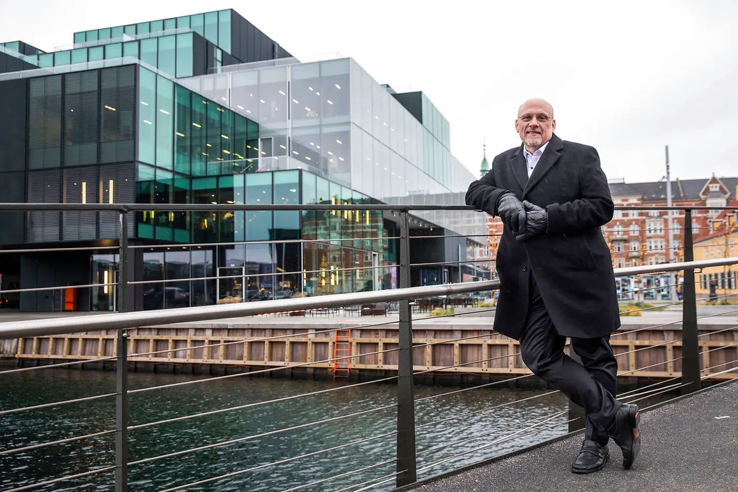 »Når et foretagende som Realdania laver sådan et projekt, så skal det skabe debat. Men det er kommet bag på mig, at kritikken nogle steder har været så kompromisløst hård,« siger Jesper Nygård, her fotograferet foran BLOX på broen over Frederiksholms Kanal.