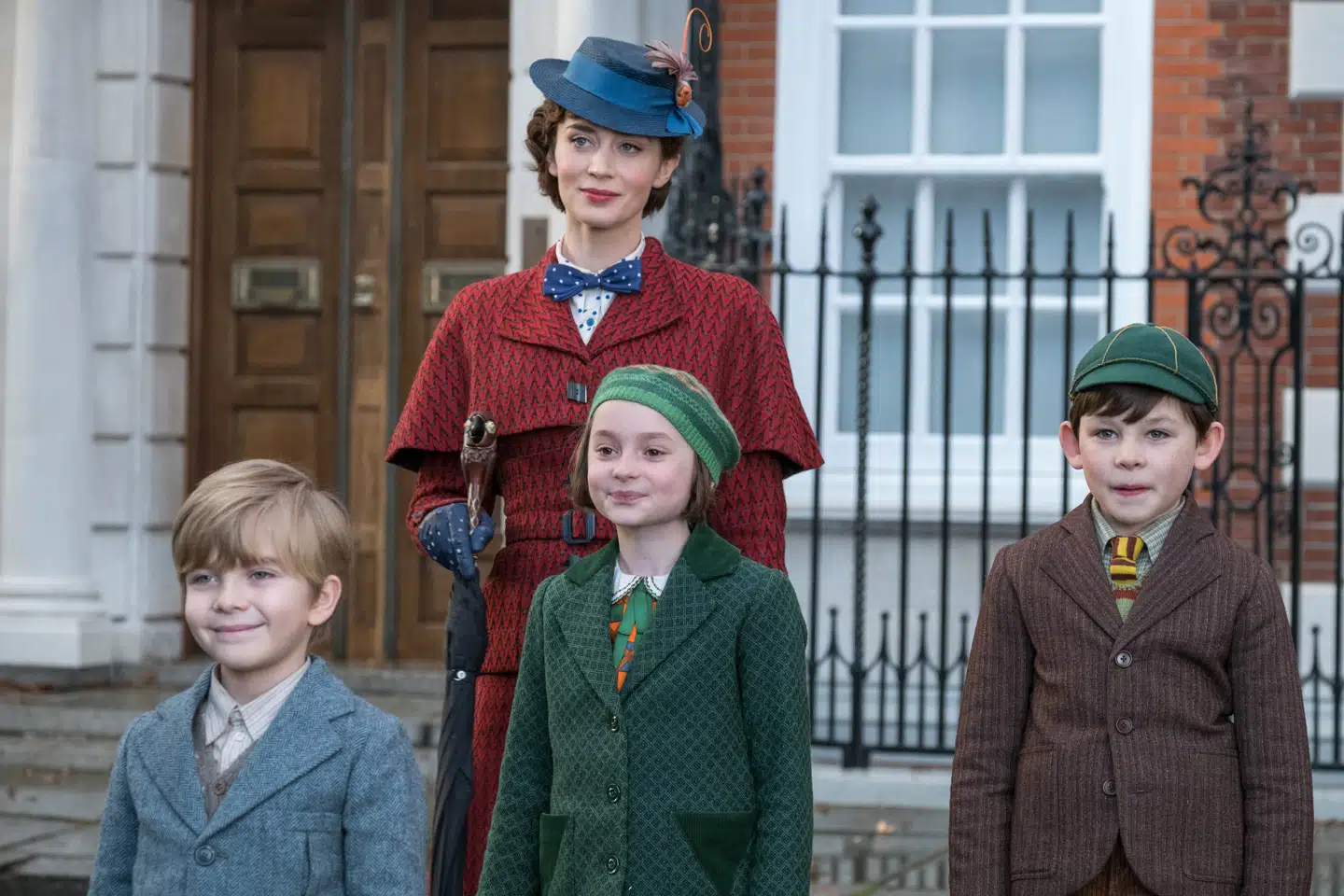 Mary Poppins og Banks-børnene. Den engelske skuespiller Emily Blunt brillerer i rollen som den magiske nanny.