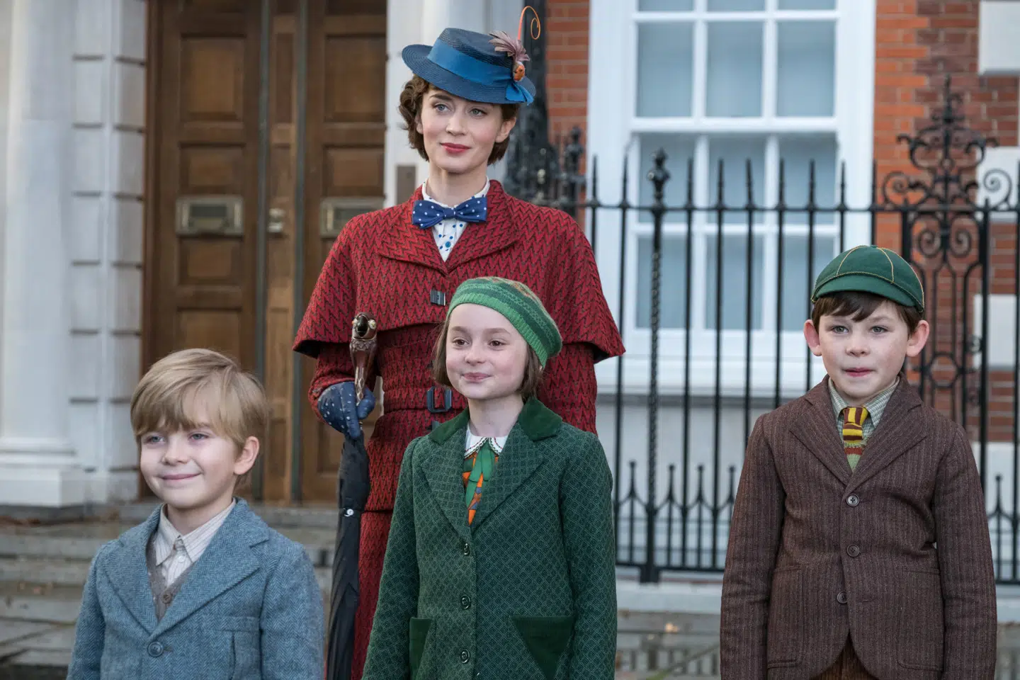 Mary Poppins og Banks-børnene. Den engelske skuespiller Emily Blunt brillerer i rollen som den magiske nanny.