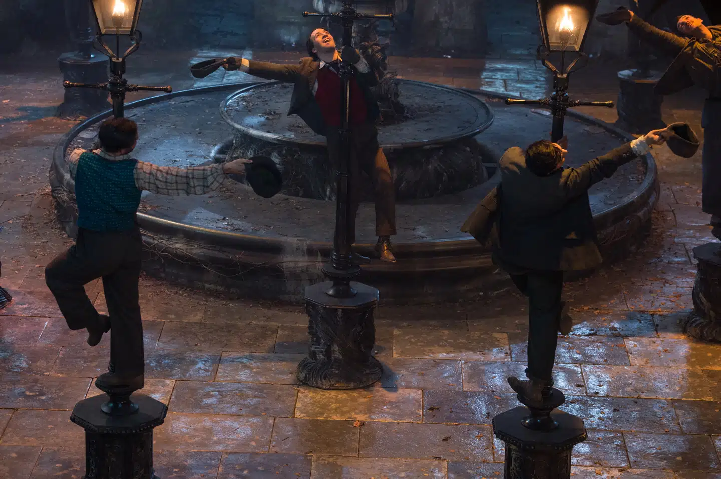 De joviale og cockey-talende lygtetændere opfører spontan dans og sang.